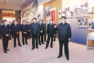 10月19日,党和国家领导人习近平、李克强、栗战书、汪洋、王沪宁、赵乐际、韩正、王岐山等在中国人民革命军事博物馆参观“铭记伟大胜利 捍卫和平正义——纪念中国人民志愿军抗美援朝出国作战70周年主题展览”。 新华社记者 鞠鹏 摄