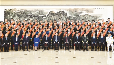 10月20日,党和国家领导人习近平、李克强、王沪宁等在北京会见全国双拥模范城(县)命名暨双拥模范单位和个人表彰大会代表。新华社记者 李学仁 摄