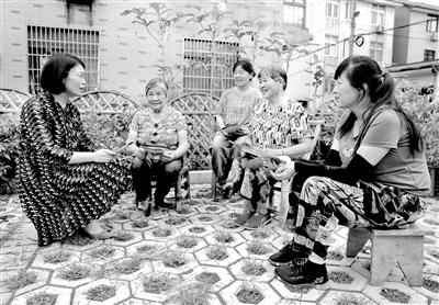 近日,浙江省湖州市长兴县太湖街道开展“红色志愿服务在身边”活动,引导街道内各行各业的党员志愿者组建基层治理“红色志愿团”,为群众开展各类便民志愿服务。图为太湖街道“红色志愿团”律师组成员胡健(左一)为村民们开展法律咨询服务。 新华社记者 徐昱 摄