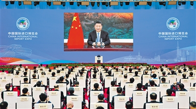 11月4日晚,第三届中国国际进口博览会开幕式在上海举行,国家主席习近平以视频方式发表主旨演讲。 新华社记者 黄敬文 摄