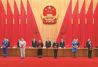 11月24日,全国劳动模范和先进工作者表彰大会在北京人民大会堂隆重举行。这是习近平等党和国家领导人向全国劳动模范和先进工作者代表颁发荣誉证书。 新华社记者 李学仁 摄