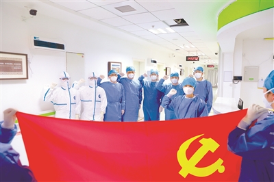在抗击疫情的重大斗争中,各级党组织和广大党员、干部坚决贯彻党中央决策部署,牢记人民利益高于一切,挺身而出、英勇奋战,鲜红的党旗在战疫一线高高飘扬。图为1月29日,中部战区总医院抗疫一线党员在党旗前集体宣誓,表达冲锋在前坚决打赢疫情防控阻击战的决心。姚尧 摄