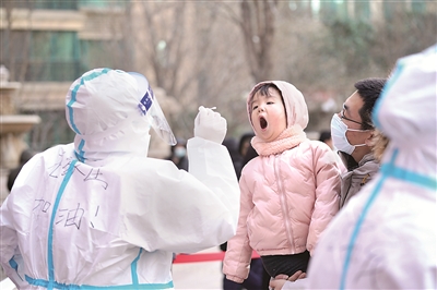 1月6日起,河北省石家庄市在全市范围内全面启动全员核酸检测。图为当日,一名小朋友在石家庄市桥西区恒大城内接受核酸采样。 新华社记者 牟宇 摄