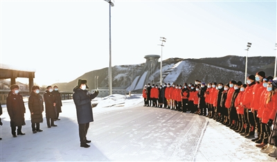 1月18日至20日,中共中央总书记、国家主席、中央军委主席习近平在北京、河北考察,并主持召开北京2022年冬奥会和冬残奥会筹办工作汇报会。这是19日下午,习近平在位于张家口赛区的国家冬季两项中心,看望慰问国家冬季两项、跳台滑雪队运动员、教练员和张家口赛区运行保障团队、建设者代表。 新华社记者 王晔 摄