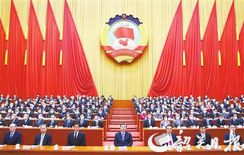 3月4日,中国人民政治协商会议第十三届全国委员会第四次会议在北京人民大会堂开幕。这是习近平、李克强、栗战书、王沪宁、赵乐际、韩正、王岐山在主席台就座,汪洋代表政协第十三届全国委员会常务委员会向大会报告工作。 新华社记者 鞠鹏 摄