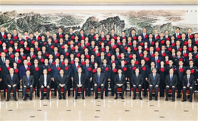 3月29日,党和国家领导人习近平、王沪宁、赵乐际等在北京会见全国扫黑除恶专项斗争总结表彰大会代表。 新华社记者 黄敬文 摄
