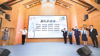 浙江省杭州市萧山区组织机关年轻干部成立青春倡廉宣讲团,在全区范围内开展评廉倡廉践廉活动,在广大年轻干部中发出清廉声音,帮助年轻干部扣好人生“第一粒扣子”。图为青春倡廉团成员代表宣读“廉政承诺词”。 摄影/傅春江(浙江省杭州市萧山区纪委监委干部)