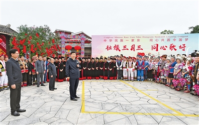 4月25日至27日,中共中央总书记、国家主席、中央军委主席习近平在广西考察。这是27日上午,习近平在南宁市广西民族博物馆外,同参加三月三“歌圩节”民族文化活动的各族群众亲切交流。 新华社记者 谢环驰 摄