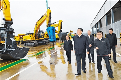 4月25日至27日,中共中央总书记、国家主席、中央军委主席习近平在广西考察。这是26日下午,习近平在广西柳工集团有限公司察看产品展示。 新华社记者 鞠鹏 摄