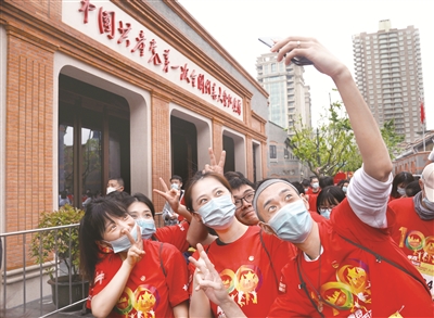 五一假期,新建的中共一大纪念馆拆除了围挡,试开放约1500平方米的国旗广场,吸引了不少市民、游客前来瞻仰。图为5月4日,各地青年在国旗广场自拍留影。新华社记者 刘颖 摄