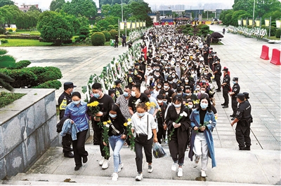 5月24日,公众前往明阳山殡仪馆送别袁隆平院士。中新社记者 杨华峰 摄
