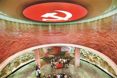 开展党史学习教育是中国共产党人守初心、担使命的重要途径,是党性修养的必修课。图为近日,党员群众走进浙江嘉兴南湖革命纪念馆,重温建党初心。 (图片来源:人民视觉)