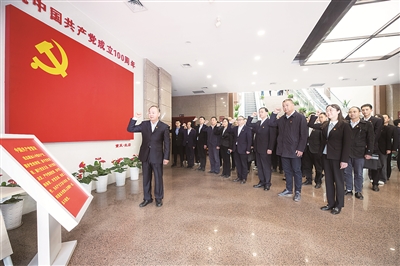 重庆市渝中区纪检监察干部近日前往红岩村52号,学习红岩精神,重温入党誓词,坚定理想信仰。王欢 摄