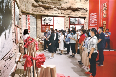河南省纪委监委组织纪检监察干部走进红旗渠纪念馆,感受共产党领导下的林县人民修建红旗渠的伟大奇迹。 卫宇瑶 摄