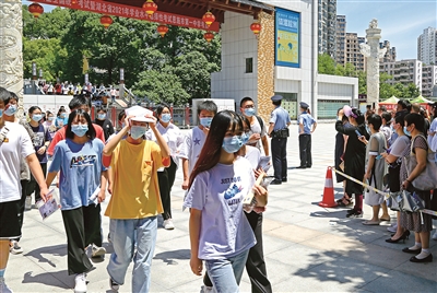 今年,湖北省普通高等学校招生考试采用“3+1+2”选考新模式。图为6月7日考试第一天,在湖北省恩施市第一中学考点,考生在首场考试结束后走出考场。谭华 摄