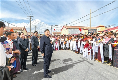 6月7日至9日,中共中央总书记、国家主席、中央军委主席习近平在青海考察。这是8日下午,习近平在海北藏族自治州刚察县沙柳河镇果洛藏贡麻村考察时,同村民们亲切交流。 新华社记者 谢环驰 摄