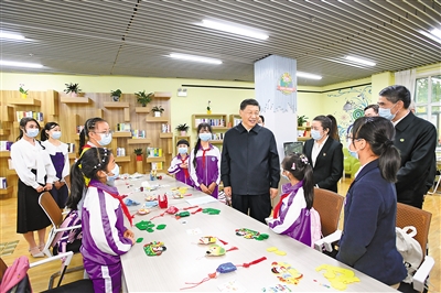 6月7日至9日,中共中央总书记、国家主席、中央军委主席习近平在青海考察。这是7日下午,习近平在西宁市城西区文汇路街道文亭巷社区阅览室,了解社区向青少年提供公益性课后托管服务情况。 新华社记者 李学仁 摄