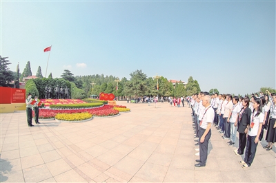 1949年3月,毛泽东在七届二中全会上对全党提出:“务必使同志们继续保持谦虚、谨慎、不骄、不躁的作风,务必使同志们继续保持艰苦奋斗的作风。”“两个务必”的告诫,至今仍然警醒着共产党人走好“赶考”之路。图为6月1日,党员干部在西柏坡纪念馆广场重温入党誓词。 (图片来源:人民视觉)