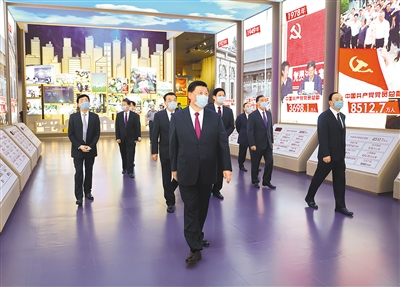 6月18日,党和国家领导人习近平、李克强、栗战书、汪洋、王沪宁、赵乐际、韩正、王岐山等在中国共产党历史展览馆参观“‘不忘初心、牢记使命’中国共产党历史展览”。 新华社记者 鞠鹏 摄