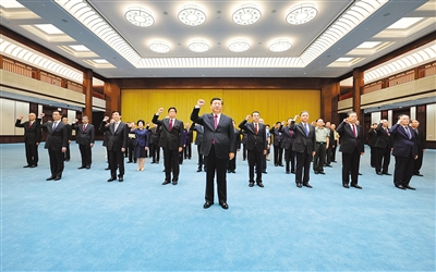 6月18日,党和国家领导人习近平、李克强、栗战书、汪洋、王沪宁、赵乐际、韩正、王岐山等在中国共产党历史展览馆参观“‘不忘初心、牢记使命’中国共产党历史展览”。这是参观结束后,习近平带领党员领导同志一起重温入党誓词。 新华社记者 李学仁 摄