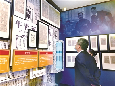 6月17日,观众正在参观专题展。 本报记者 曹溢 摄