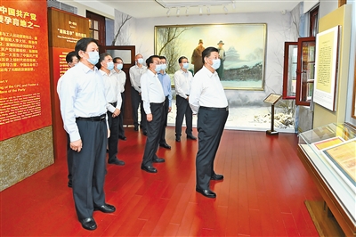 6月25日,中共中央政治局就用好红色资源、赓续红色血脉举行第三十一次集体学习。这次集体学习采取参观和讨论相结合的形式,这是习近平、李克强、栗战书、汪洋、王沪宁、赵乐际、韩正等在北大红楼参观“光辉伟业 红色序章——北大红楼与中国共产党早期北京革命活动主题展”。新华社记者 谢环驰 摄