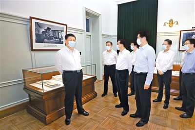 6月25日,中共中央政治局就用好红色资源、赓续红色血脉举行第三十一次集体学习。这次集体学习采取参观和讨论相结合的形式,这是习近平、李克强、栗战书、汪洋、王沪宁、赵乐际、韩正等在中南海丰泽园参观毛泽东同志故居。 新华社记者 鞠鹏 摄