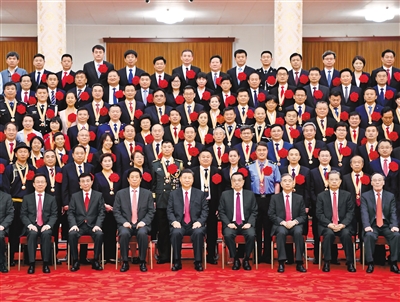 6月29日,庆祝中国共产党成立100周年“七一勋章”颁授仪式在北京人民大会堂金色大厅隆重举行。习近平等领导同志在颁授仪式前会见全国“两优一先”表彰对象。新华社记者 申宏 摄
