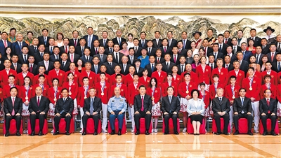 9月15日,中共中央总书记、国家主席、中央军委主席习近平在陕西省西安市亲切会见全国群众体育先进单位、先进个人代表和全国体育系统先进集体、先进工作者代表,东京奥运会中国体育代表团运动员和教练员代表等,并同大家合影留念。新华社记者 燕雁 摄