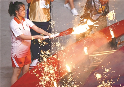 9月15日,第十四届全国运动会开幕式在西安奥体中心体育场举行。图为火炬手杨倩点燃主火炬。 新华社记者 薛宇舸 摄
