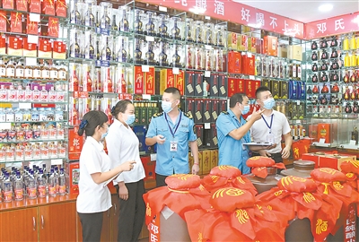 中秋、国庆来临,四川省泸州市古蔺县纪委监委联合市场监管等部门,深入各大超市、商场,对违规收送礼品礼金等问题进行察访,严防“四风”隐形变异、反弹回潮。图为该县纪检监察干部在某烟酒店摸排问题线索。 苏海鹏 摄