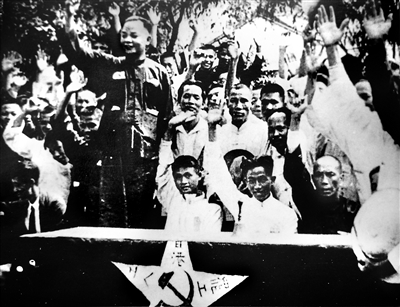 图②:1925年6月,为了支援上海人民五卅反帝爱国运动,广州和香港爆发了由共产党人领导的省港大罢工。图为省港大罢工工人代表大会一致通过决议案的情形。 (图片来源:人民视觉)