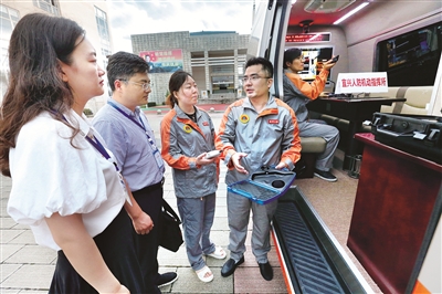 江苏省宜兴市纪委监委成立专项督查组,通过实地查看、随机抽查、查阅台账等方式,对人防资金监督管理、项目行政审批、工程建设管理等问题进行重点监督,专项治理人防系统腐败问题。图为该市纪检监察干部深入一线了解相关情况。邹宜宾 摄