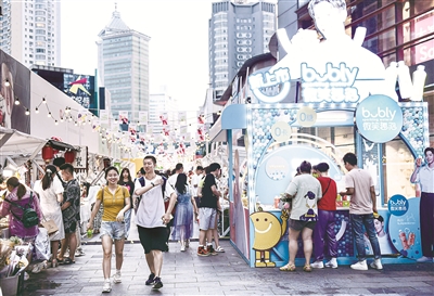 2021年7月11日,辽宁沈阳,当天是“头伏”,市民走出家门,在位于东中街的夜市游玩、休闲、购物。夜市中的非遗等文化展区吸引大量市民。(图片来源:视觉中国)