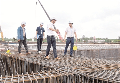 海南省海口市纪委监委紧盯土地利用、工程招投标、国土空间规划“三个领域”,坚决纠治因地生腐、坐地生财等问题,确保工程项目建设风清气正,高质量推进清廉自贸港建设。图为海口市纪检监察干部到美兰机场二期配套项目走访,强化监督检查。苏弼坤 摄