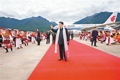 7月21日至23日,中共中央总书记、国家主席、中央军委主席习近平来到西藏,祝贺西藏和平解放70周年,看望慰问西藏各族干部群众。这是21日上午,习近平乘坐飞机抵达林芝米林机场,西藏各族干部群众载歌载舞,热烈欢迎习近平总书记的到来。新华社记者 李学仁 摄