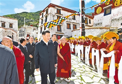 7月21日至23日,中共中央总书记、国家主席、中央军委主席习近平来到西藏,祝贺西藏和平解放70周年,看望慰问西藏各族干部群众。这是22日下午,习近平在位于拉萨西郊的哲蚌寺考察。 新华社记者 谢环驰 摄