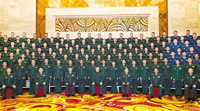 7月21日至23日,中共中央总书记、国家主席、中央军委主席习近平来到西藏,祝贺西藏和平解放70周年,看望慰问西藏各族干部群众。这是23日上午,习近平在拉萨亲切接见驻西藏部队官兵代表,向驻西藏部队全体指战员致以诚挚的问候,对驻西藏部队作出的突出贡献给予充分肯定。新华社记者 李刚 摄