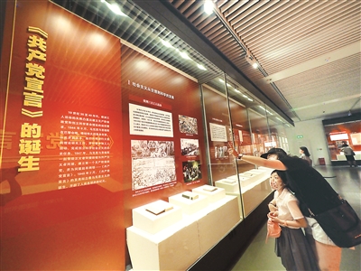 今年7月,国家图书馆与浙江省委宣传部共同主办《共产党宣言》专题展。展览共展出精品文献423种,包括中文文献166种,外文文献257种。其中,展出中文、德文、俄文、英文、法文等55种语言的《共产党宣言》版本达306种,含中文版本78种。图为观众正在参观专题展。(图片来源:视觉中国)
