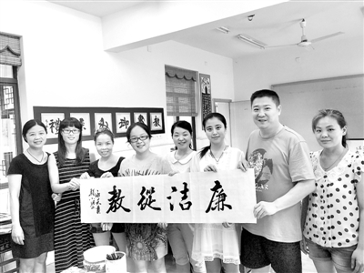 9月2日,该区永天实验学校的教师展示“廉洁从教 文明过节”活动中创作的书法作品。