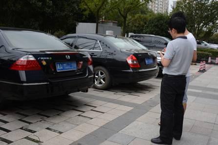 湖南省纪委检查组工作人员在长沙市某高档酒店停车坪检查公车私用情况