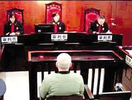 57岁的王小东满头白发