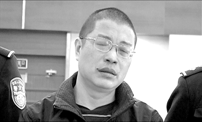 何金铭在法庭受审