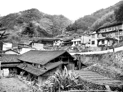 图为桦岭村旧址陈忠雄 摄