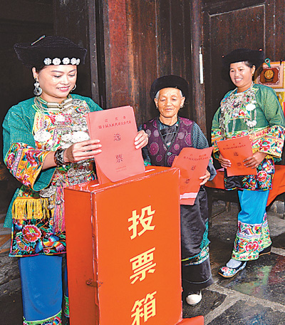 党的十八届六中全会明确习近平同志为党中央的核心,全党的核心,反映了全党的共同意志,反映了全党全军全国各族人民的共同心愿