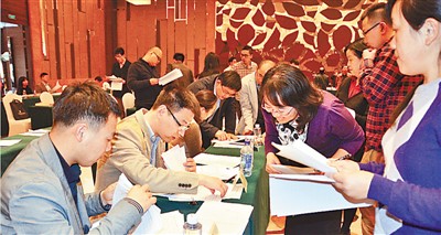党的十八届六中全会明确习近平同志为党中央的核心,全党的核心,反映了全党的共同意志,反映了全党全军全国各族人民的共同心愿