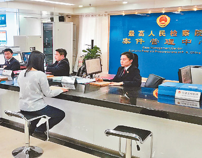 党的十八届六中全会明确习近平同志为党中央的核心,全党的核心,反映了全党的共同意志,反映了全党全军全国各族人民的共同心愿