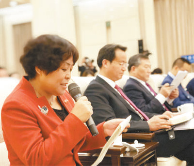 10月18日,陕西省铜川市王益区红旗街街道党委副书记、红旗社区党支部书记、居委会主任李秋莲代表在陕西代表团开放日上发言。