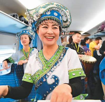7月9日,宝兰高铁开通后的首趟西安北至兰州西D2651次动车组列车,从“古丝绸之路第一桥”遗址开出。