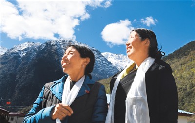 10月29日,卓嘎(左)、央宗(右)姐妹俩一起等候习近平总书记的来信。 新华社记者 普布扎西摄